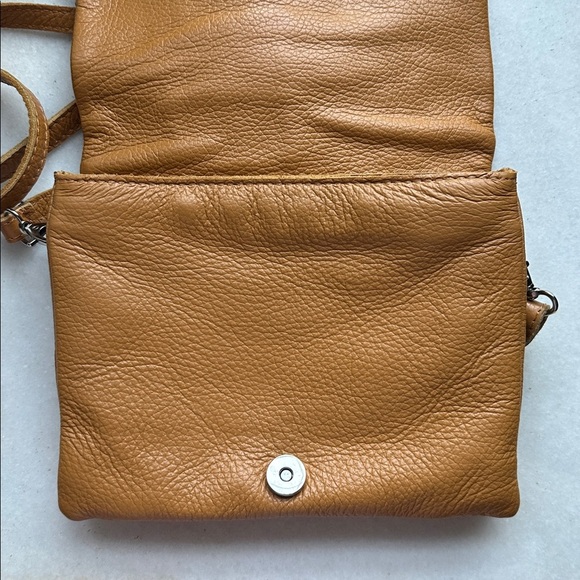 Loowie Leather Crossbody - Picture 4 of 8